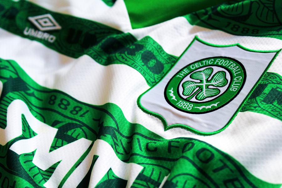 Camiseta retro a franjas verdes y blancas de FUTSHIRTS LUX con escudo clásico bordado