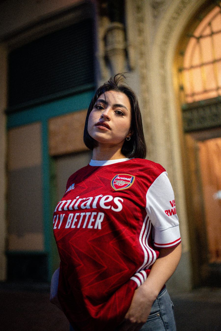 Clienta con una camiseta de fútbol roja de FUTSHIRTS LUX en la calle